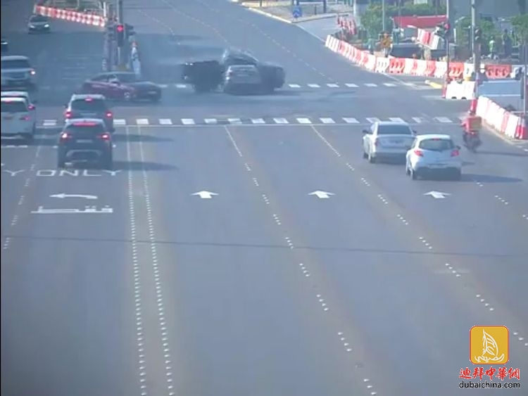 【视频】阿布扎比司机闯红灯造成严重事故