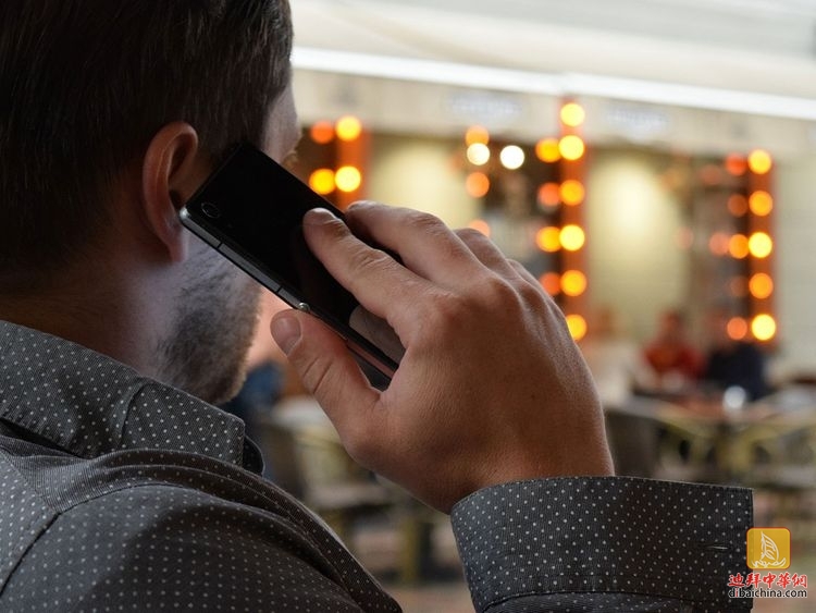 man-talking-on-the-phone-1582238_1920_16c9fb40c35_large.jpg