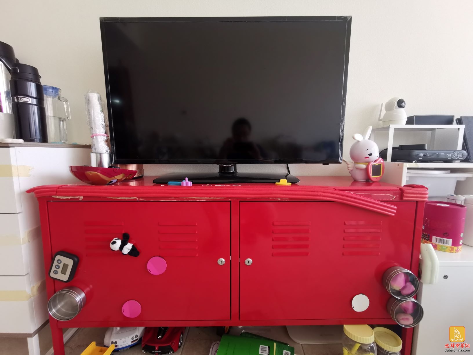 TV cabinet with lock 电视及红柜子 80 AED (带锁）