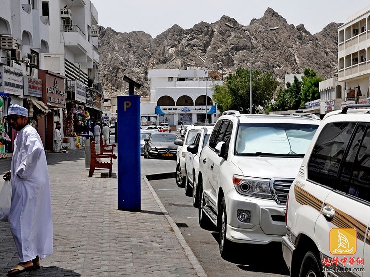 Stock-Oman-Muscat-skyline-people_178408d2487_large.jpg