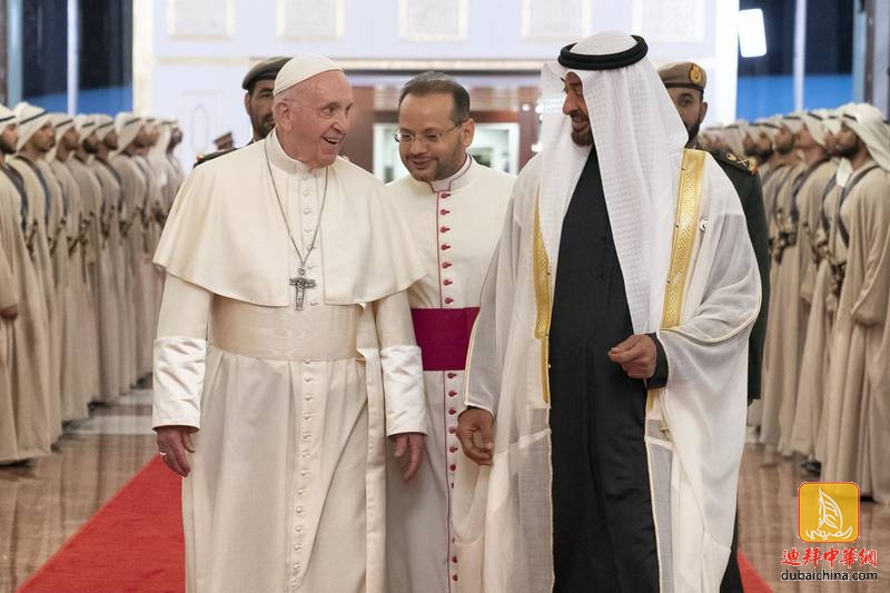 阿联酋赠送给教皇方济各的地毯复制品以超过30万迪拉姆