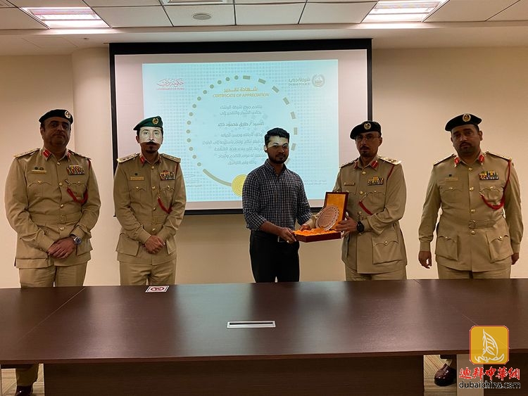 Dubai_Police_honors_Man_for_Returning_AED_1-000-000-1654417651691_18132f9f805_large.jpeg