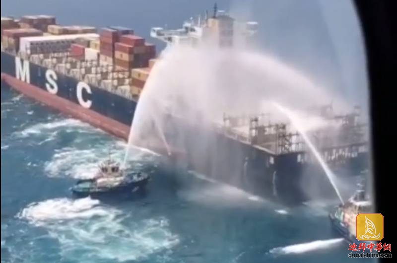 【视频】一艘货船在阿联酋海域起火，导致一名船员受伤