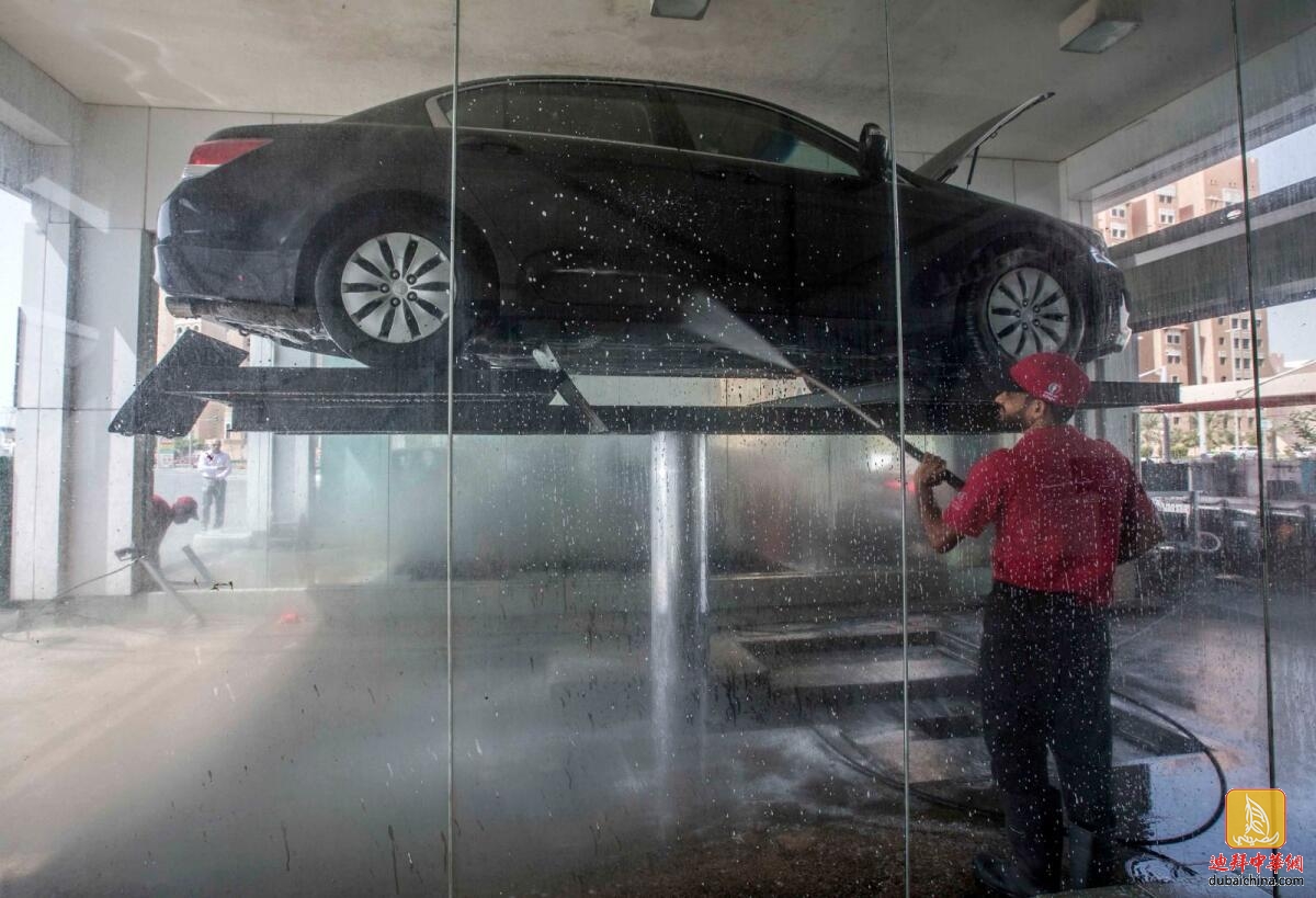 迪拜的多变天气让车主苦不堪言，有人几天内洗车费超120...