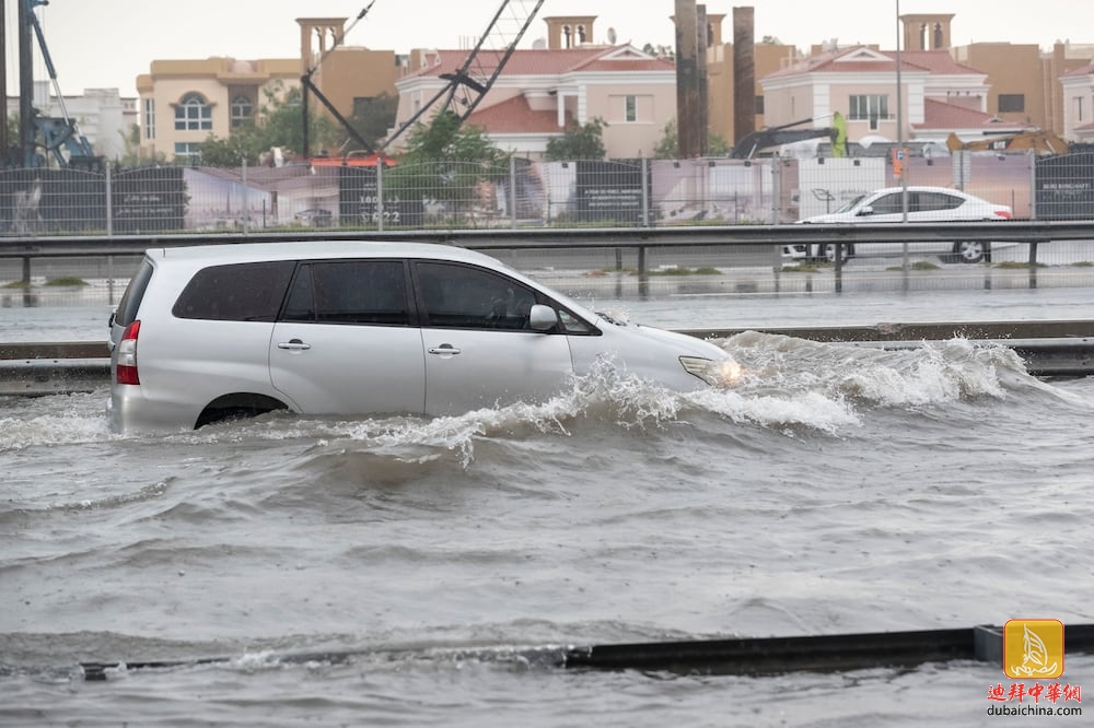 迪拜下起暴雨：学校停课、航班延误，政府部门员工