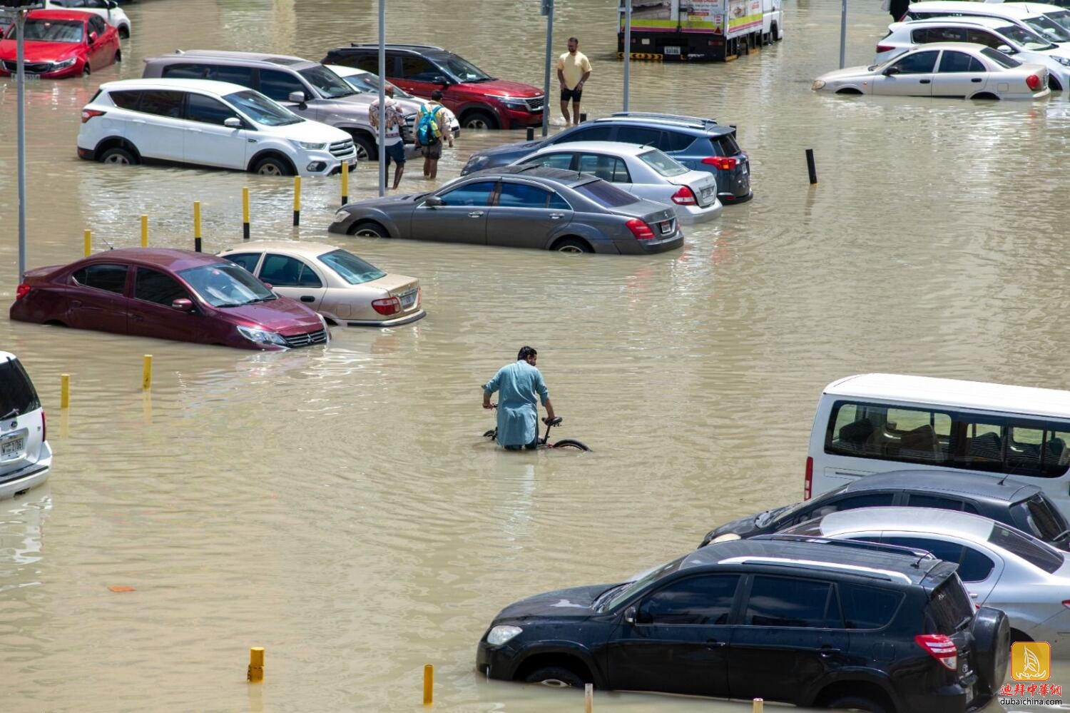 迪拜遭暴雨侵袭 当地中国公民述经历