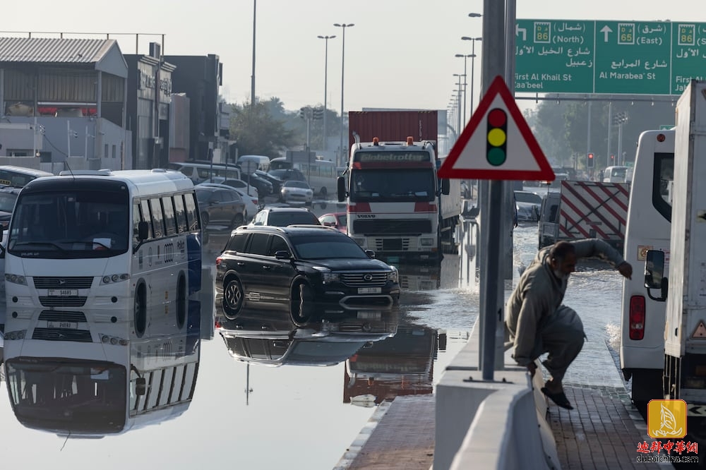 迪拜警方宣布免除强降雨期间的交通罚款