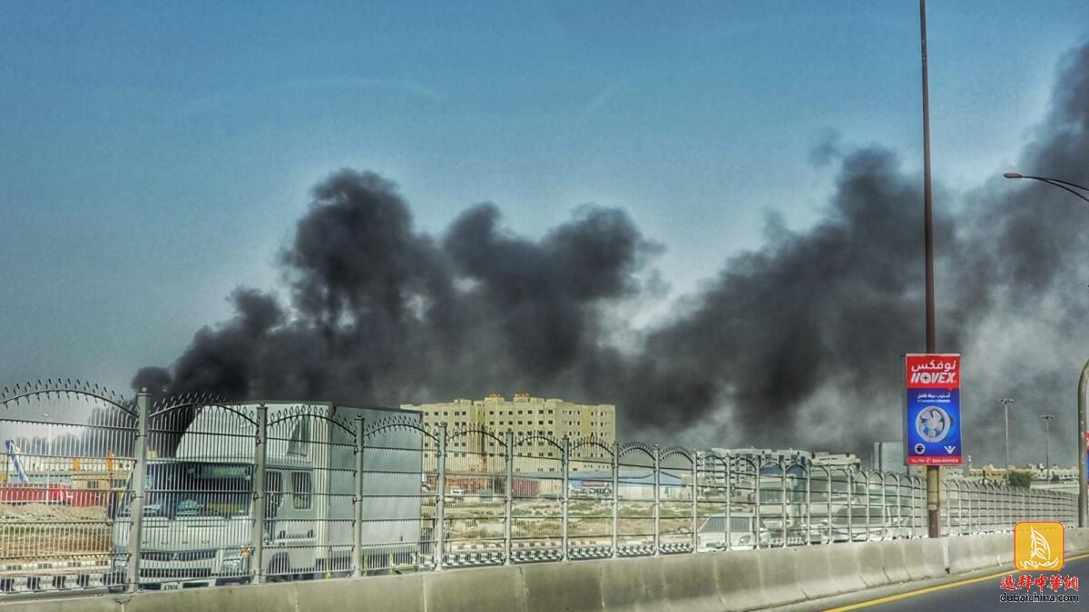 沙迦工业区一工厂发生火灾，现场浓烟滚滚