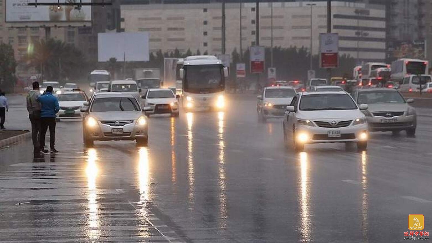 阿联酋新一轮暴雨天气即将来袭，心有余悸的居民开始未...
