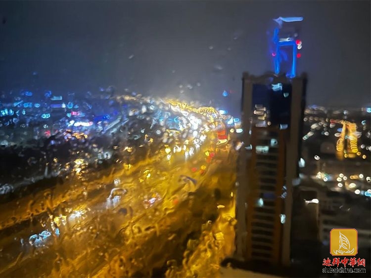 阿联酋今天凌晨降下暴雨，阿布扎比、迪拜雷电交加