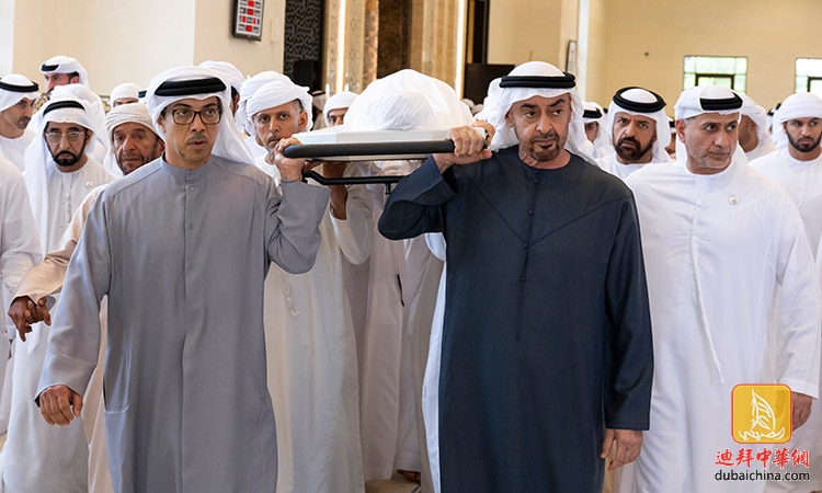 阿联酋总统、哈伊马角酋长为谢赫·塔赫农的葬礼祈祷