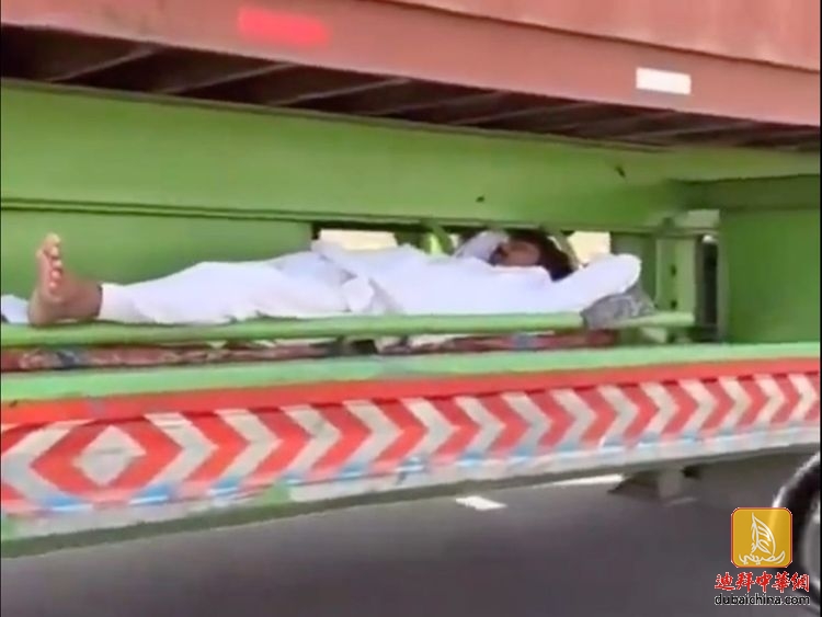 【视频】“别致的休息室”！沙特男子在飞驰的卡车下睡觉