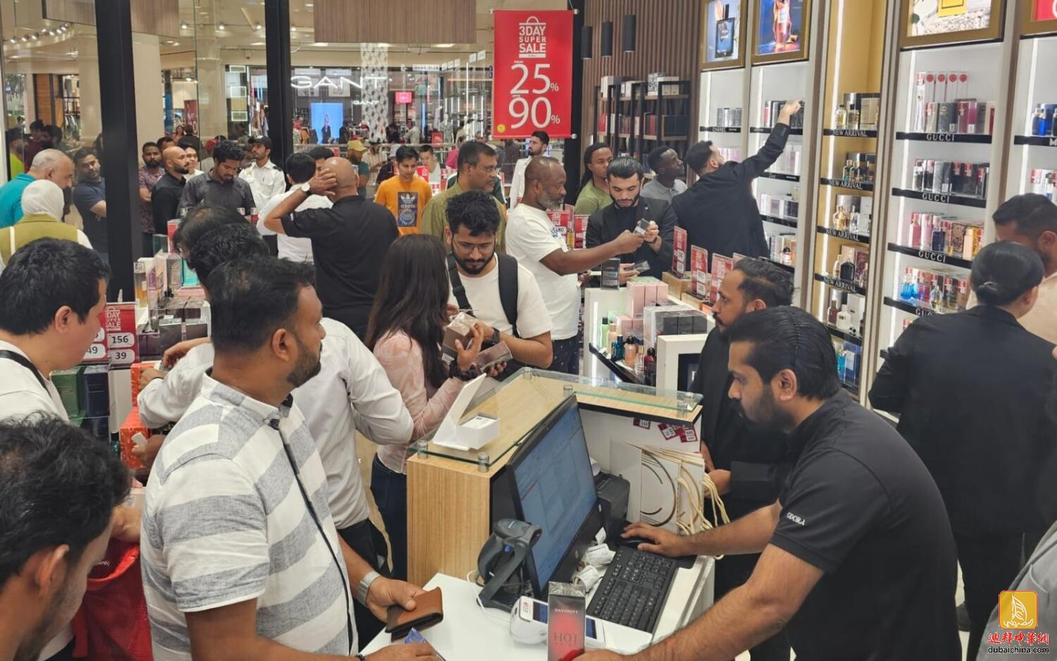 迪拜三天超级特卖会即将结束，一些居民和游客在促销期...
