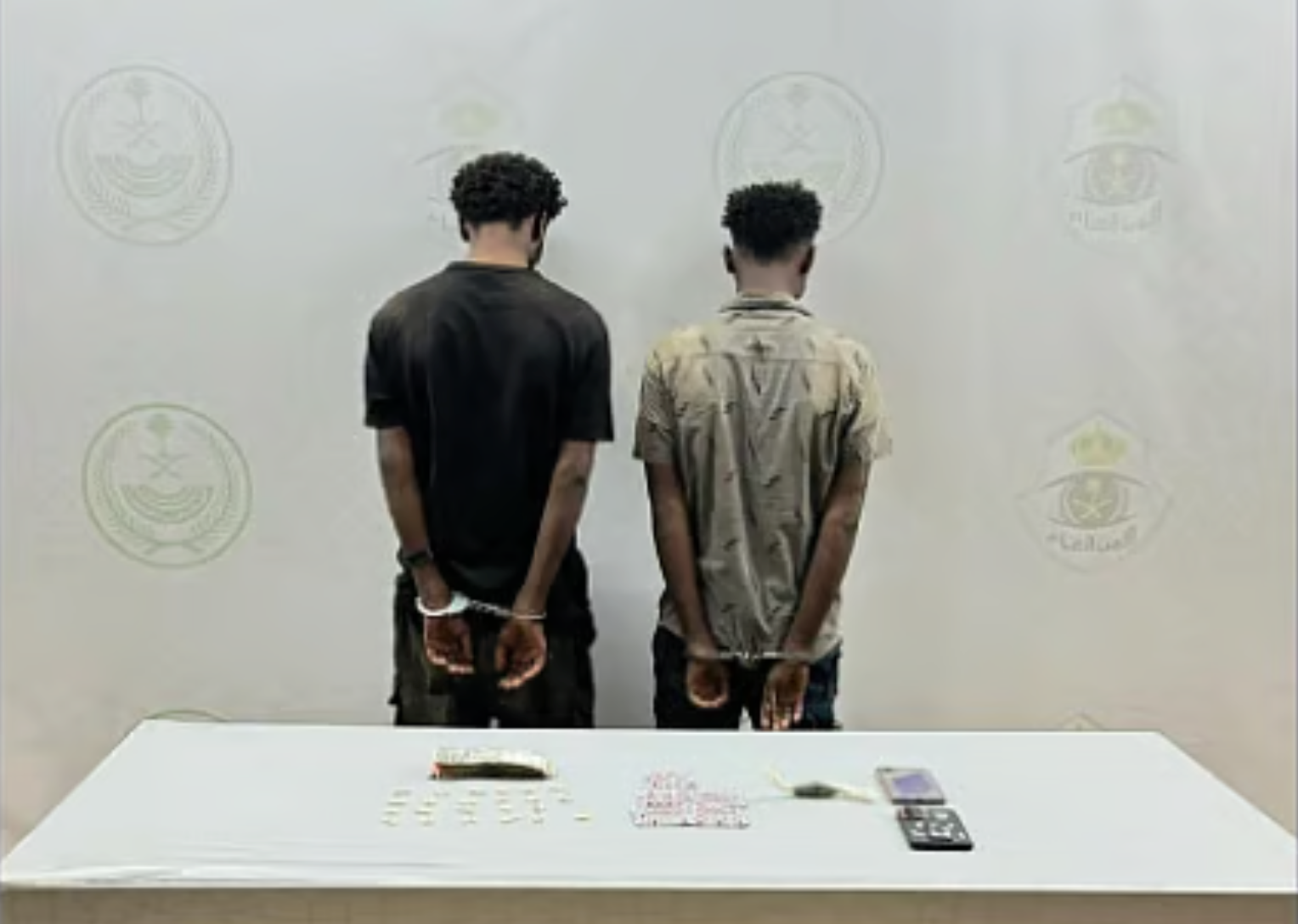 沙特一印度人因购买违禁品引发财务纠纷，被两名非洲人...