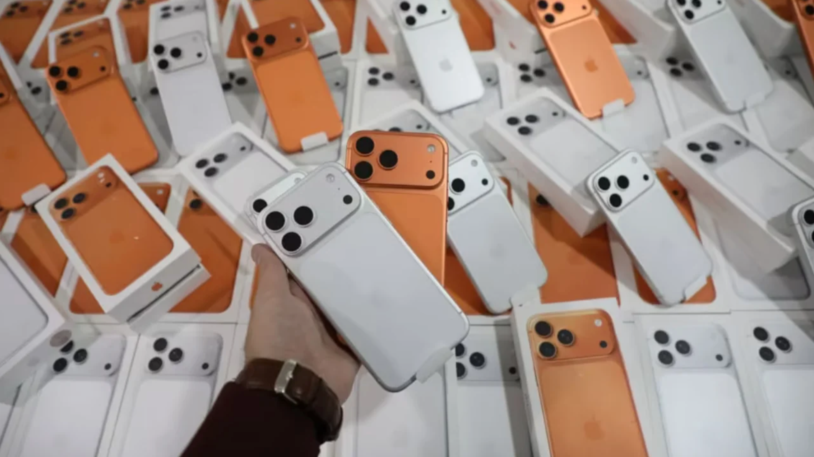 乌兹别克斯坦公民从迪拜携带95部iPhone入境，因非法进口被...