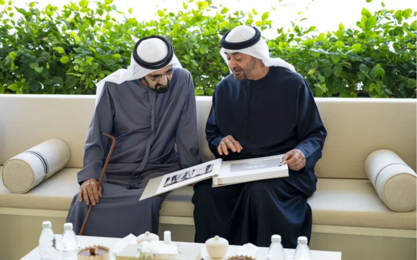 暖心礼物！阿联酋总统赠予迪拜酋长一本纪念相册，册中...