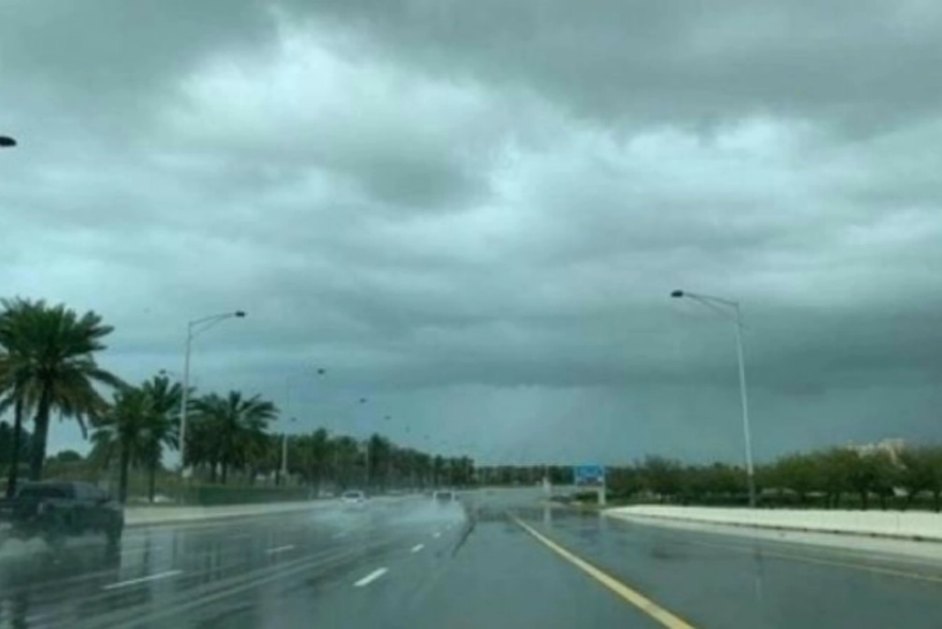暴雨雷电连续两日袭阿布扎比；拉斯海玛Jebel Jais关闭