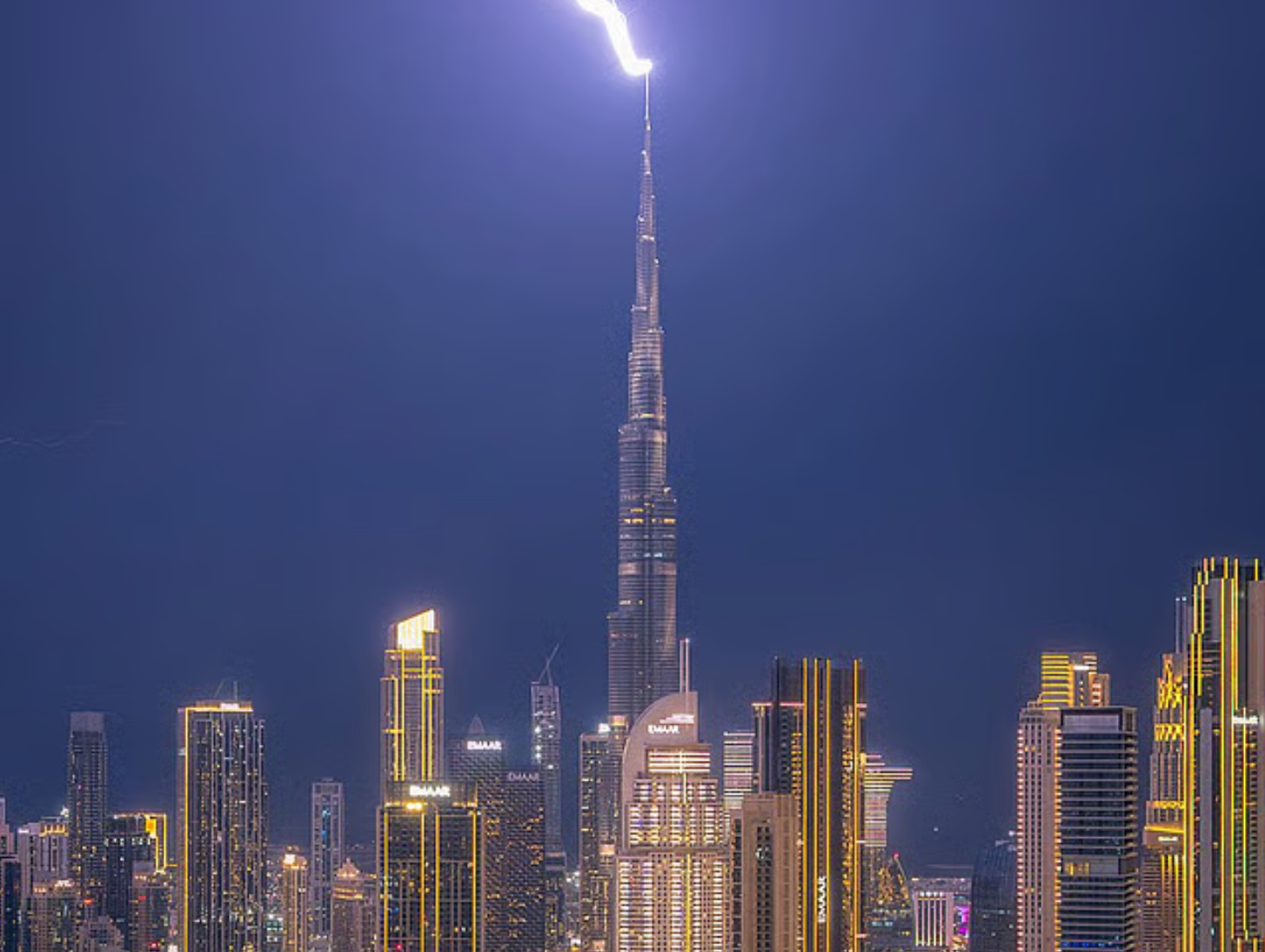 迪拜遭遇极端雷暴天气，世界最高建筑哈利法塔被闪电击中