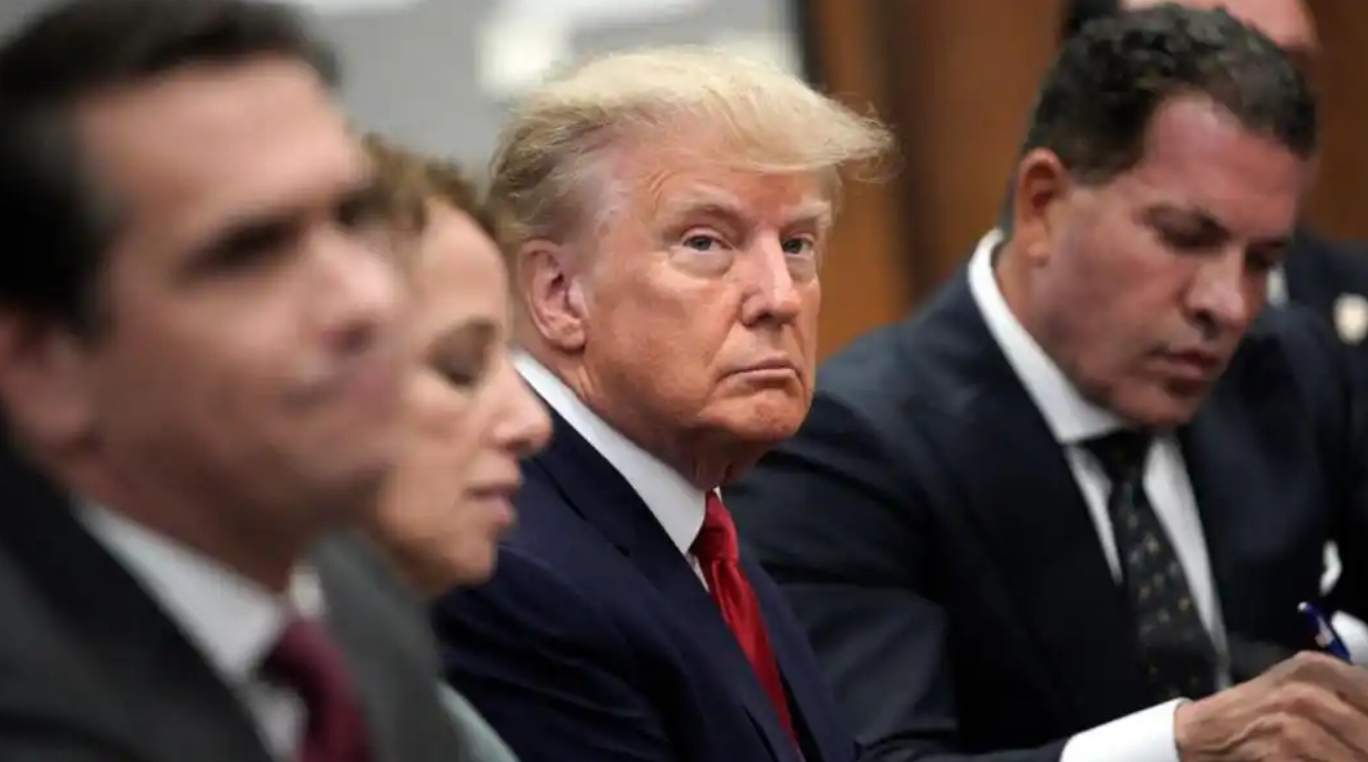 美国驱逐舰从阿联酋富查伊拉港驶向霍尔木兹海峡，遭伊...