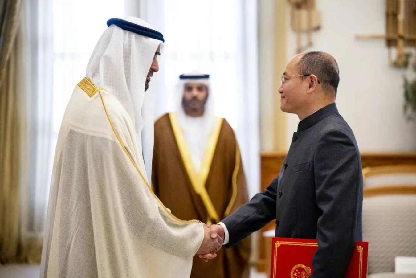 驻阿联酋大使曾继新向阿联酋总统穆罕默德递交国书