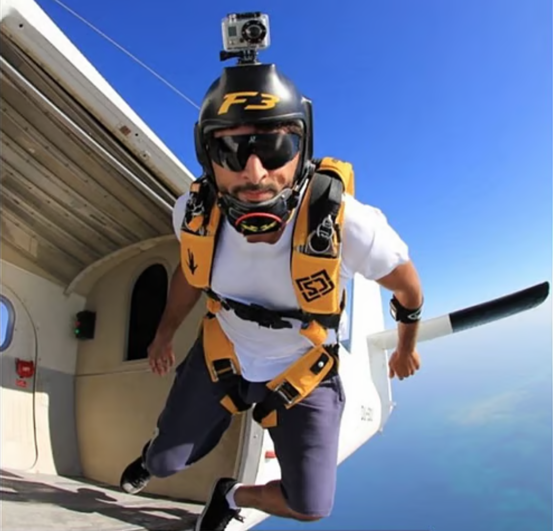 官宣！迪拜王储哈姆丹高空跳伞，标志着迪拜空中运动正...