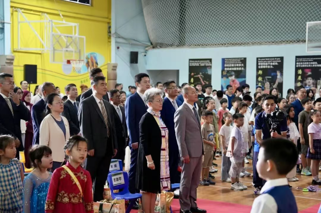 曾继新大使出席迪拜中国学校“六·一”国际儿童节庆祝活动