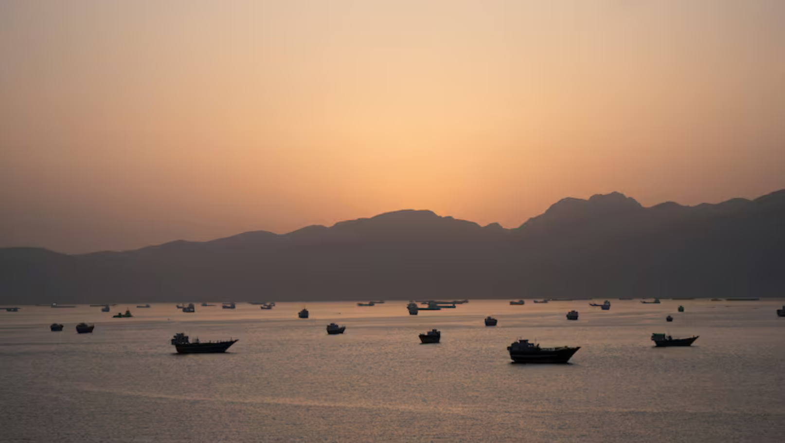 阿曼在霍尔木兹海峡开辟临时航道