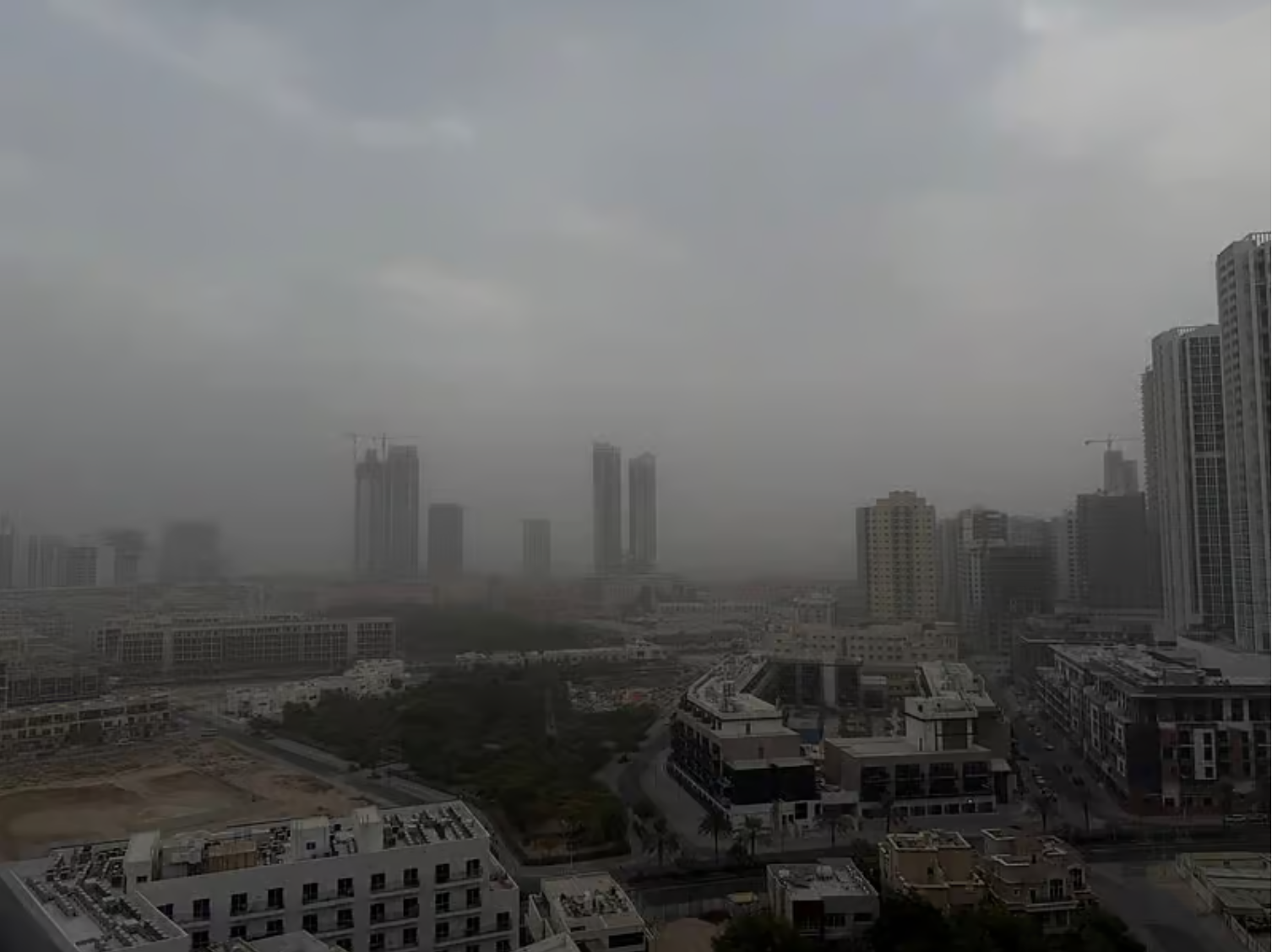 艾因暴雨、迪拜晚间飘雨，阿联酋周三多地天气突变