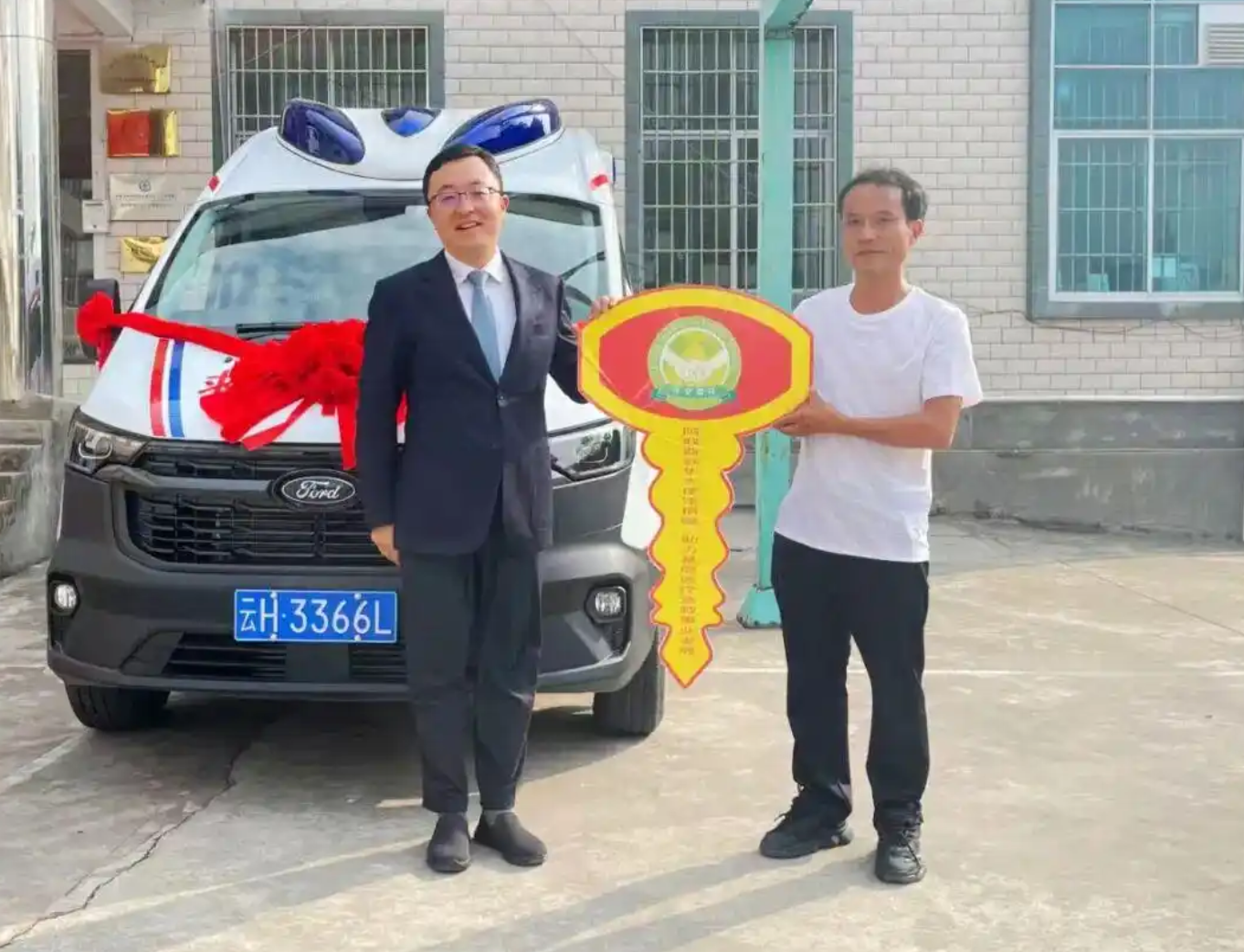 阿联酋驻华使馆向麻栗坡捐赠价值35万元救护车